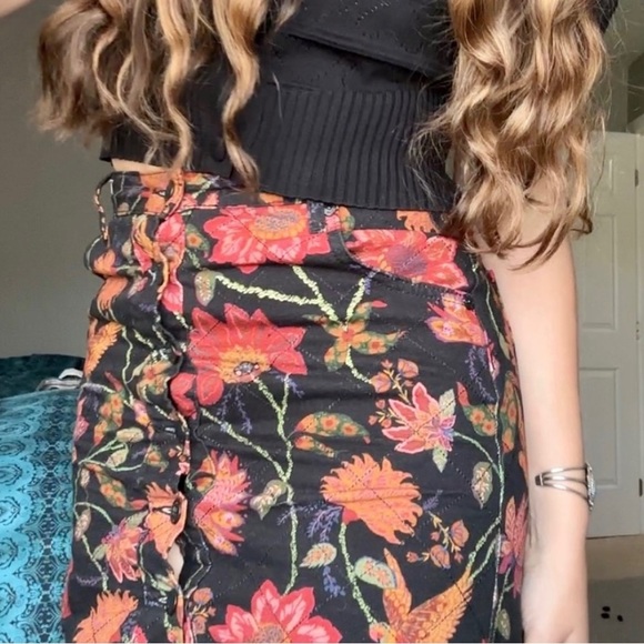 Farm x Anthropologie Quilted Mini Skirt - Black
Floral - SMALL - FARM Rio - Picture 4 of 5